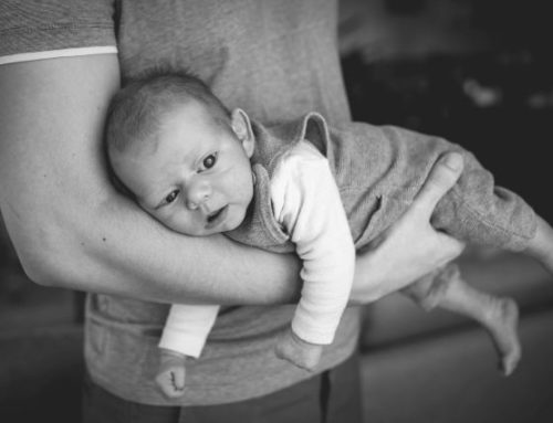 Entspanntes und natürliches Babyshooting zu Hause