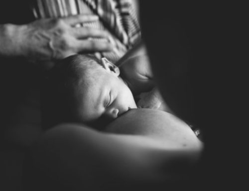 Geschenke zur Geburt-Stillfotos während eines Babyshootings.