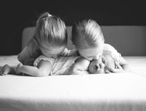 Neugeborenenshooting mit Geschwistern. Natürliche Familienfotos