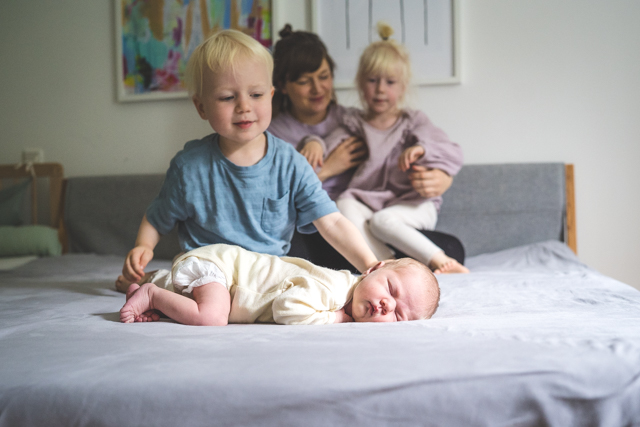 KNIPSKIND_Familienreportage Düsseldorf, Familienfotos Düsseldorf, Familienfotografie Düsseldorf-455 Babyfotograf Essen Geschwisterfoto mit Baby