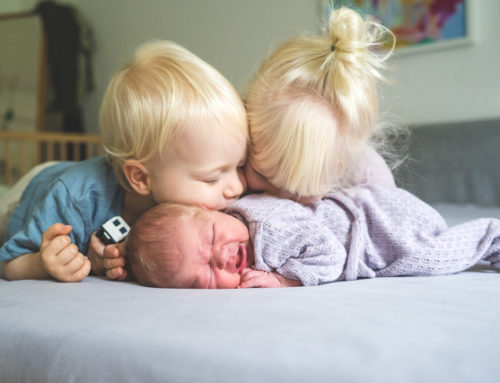 Wochenbett-Shooting mit Geschwistern – echte Familienmomente.