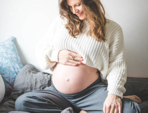 Natürliche Babybauchfotos zu Hause in Köln, Düsseldorf, Essen