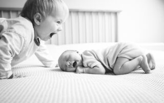 Newbornshooting Duisburg, Familienfotos zuhause, Babyfotos mit Geschwistern, natürliche Familienfotografie, Homestory Familie Duisburg